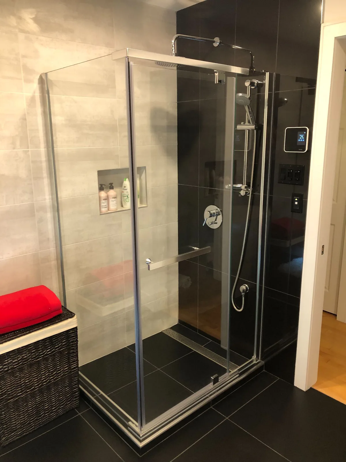 Douche vitrée, céramique grise