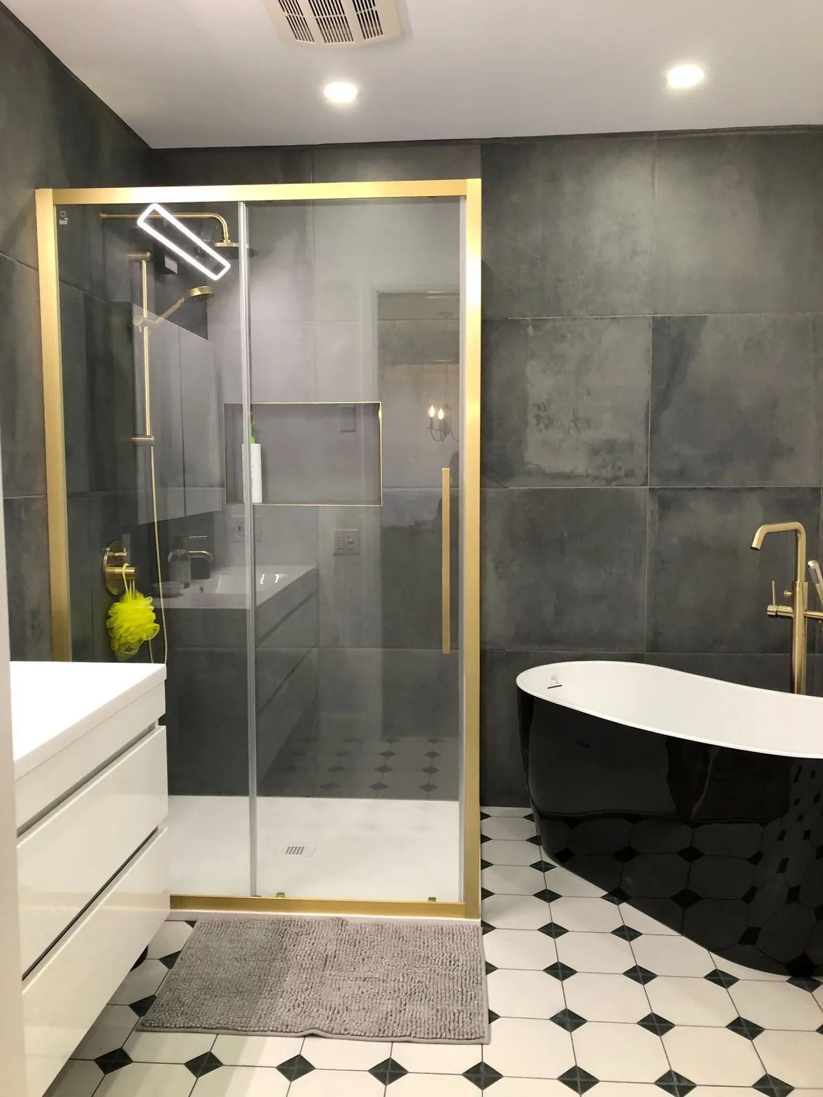 Salle de bain, douche vitrée et bain noir